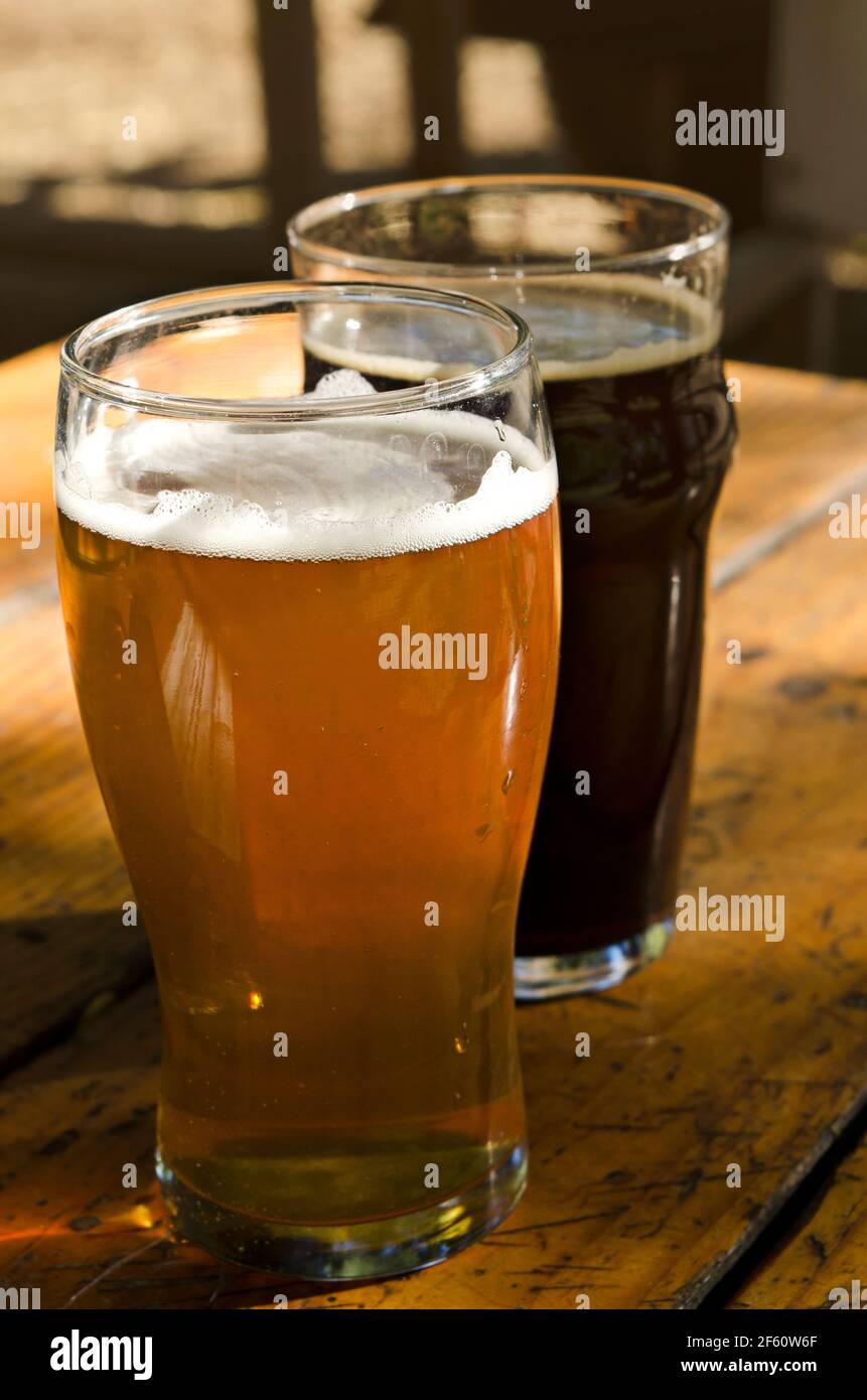 acantilado Arrestar Ilegible vasos de cerveza lager y cerveza oscura sobre mesa de madera, cerveza  artesanal cervecería, pinta de oro y pinta de cerveza Fotografía de stock -  Alamy