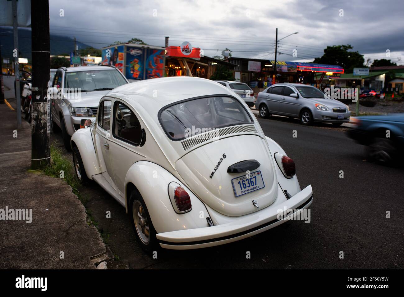 1970 Volkswagen 1302 S Beetle estacionado en una calle en la Fortuna, pueblo costarricense cerca del volcán Arenal. Foto de stock