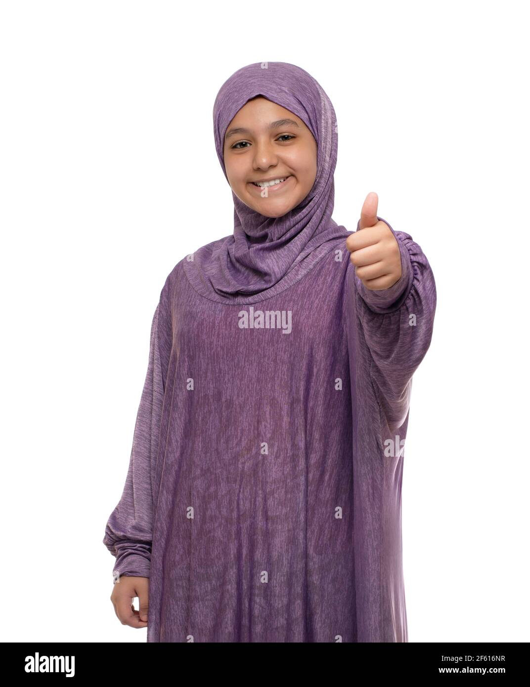 Pequeña hembra musulmana con pulgar arriba signo aislado en blanco Foto de stock