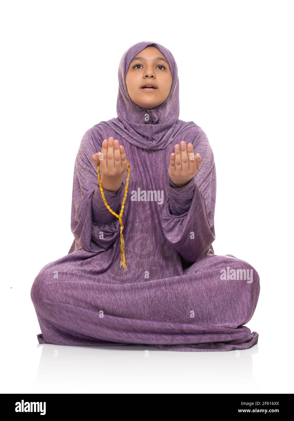 Mujer Musulmana buscando orar por Alá, Chica con Traje de Oración y Rosario, concepto Ramadan Kareem Foto de stock