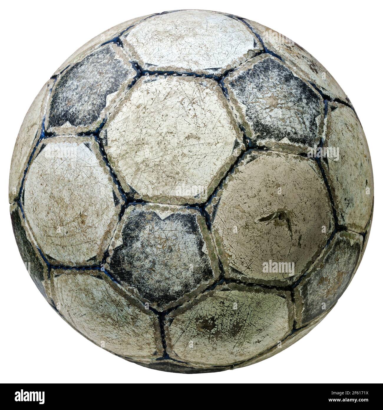 Usado balón de fútbol vintage - textura de cuero rajado grungy - aislado  sobre blanco Fotografía de stock - Alamy