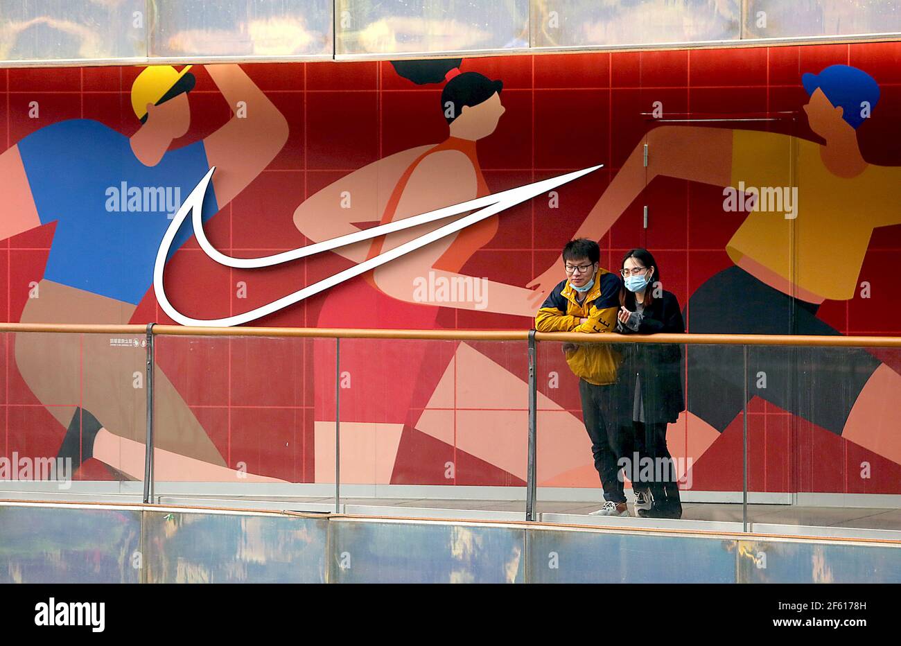 Distraer Oblea acuerdo Pekín, China. 29th de marzo de 2021. Chino se encuentra fuera de una tienda  Nike en Beijing el domingo, 28 de marzo de 2021. El minorista de moda H&M y  el gigante
