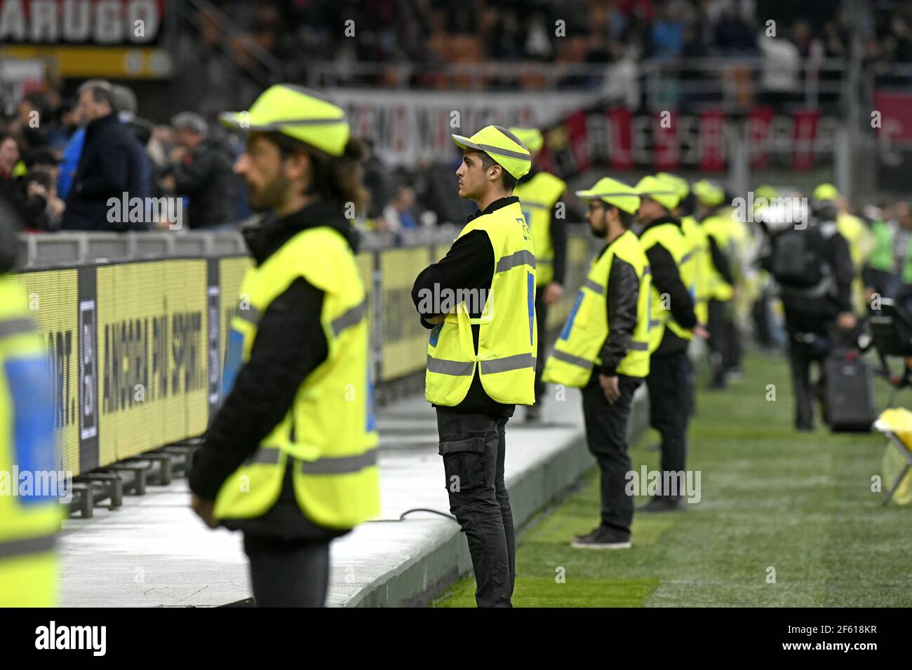 Personal de seguridad del estadio de fútbol San Siro en Milán. Italia