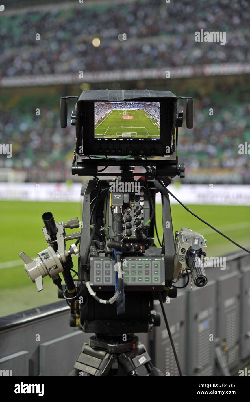 El estadio de fútbol de San Siro se ve a través del monitor de una cámara de televisión, en Milán. Foto de stock