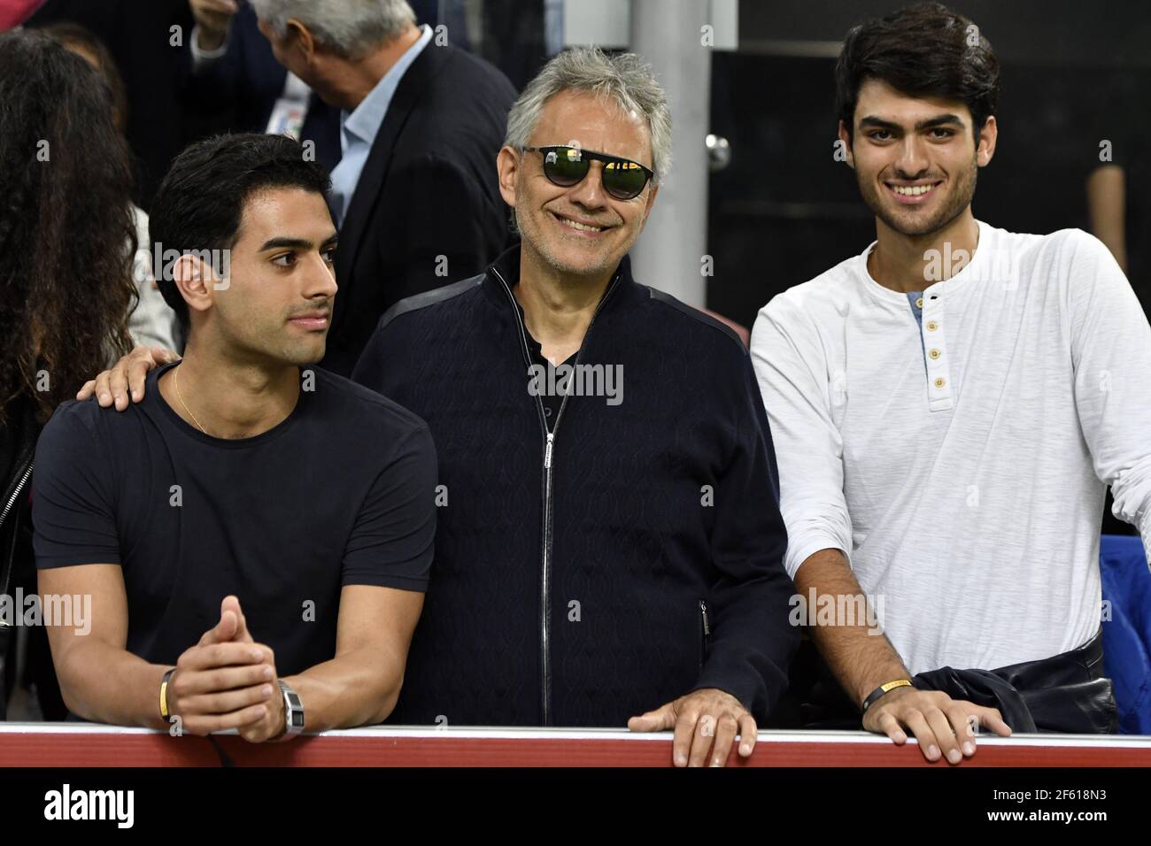 La cantante de ópera y pop italiana Andrea Bocelli, con sus hijos Amos y Matteo, asiste a un partido de fútbol en el estadio de San Siro en Milán. Foto de stock