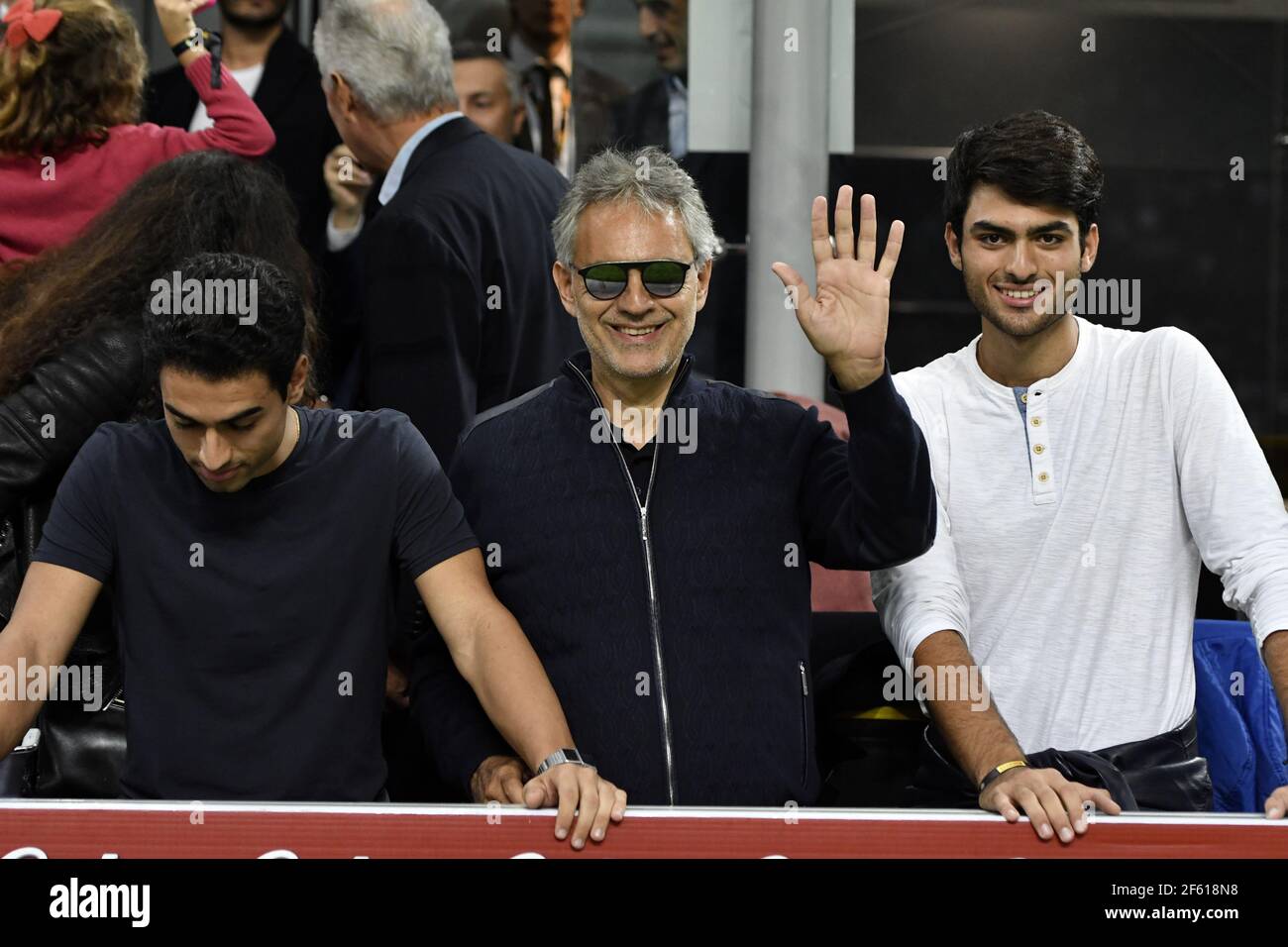 La cantante de ópera y pop italiana Andrea Bocelli, con sus hijos Amos y Matteo, asiste a un partido de fútbol en el estadio de San Siro en Milán. Foto de stock