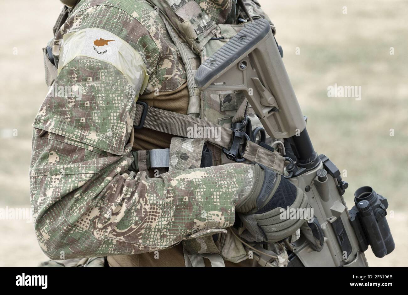 Soldado con rifle de asalto y bandera de Chipre en uniforme militar. Collage. Foto de stock