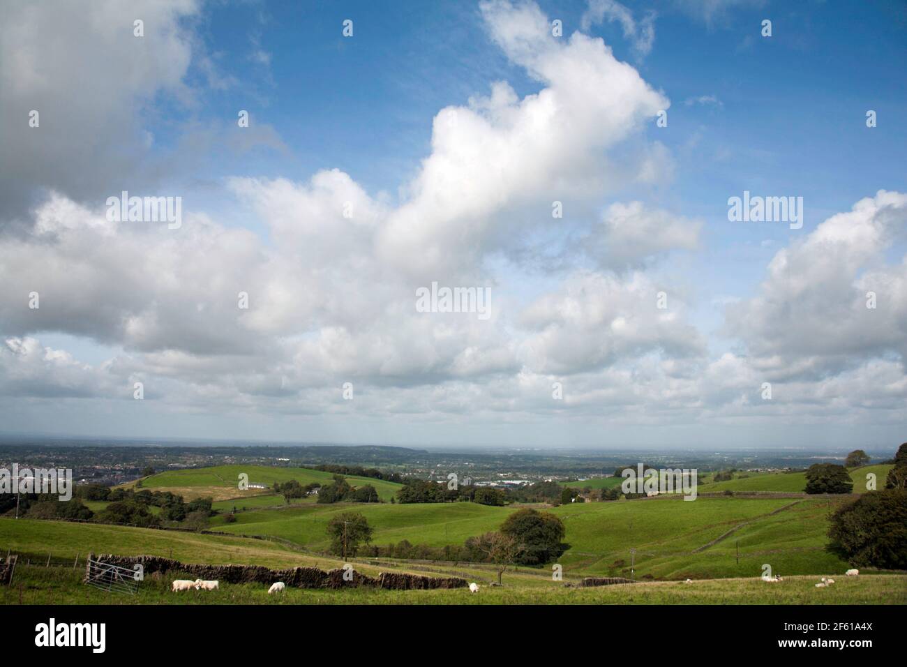 Nube pasando sobre la llanura de Cheshire vista desde la nariz de Tegg Macclesfield Cheshire Inglaterra Foto de stock