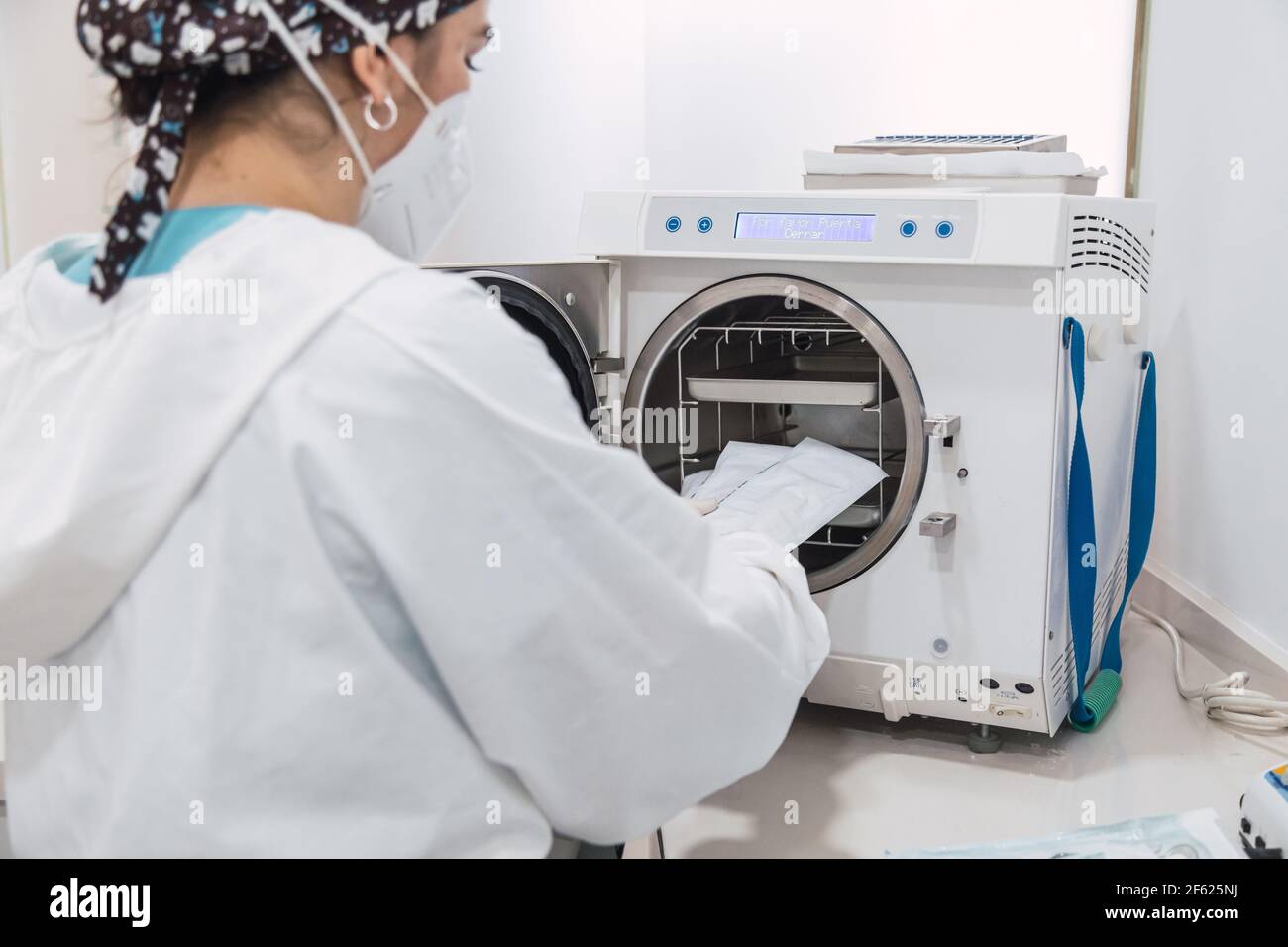 El asistente del dentista inserta el instrumento dental empaquetado en