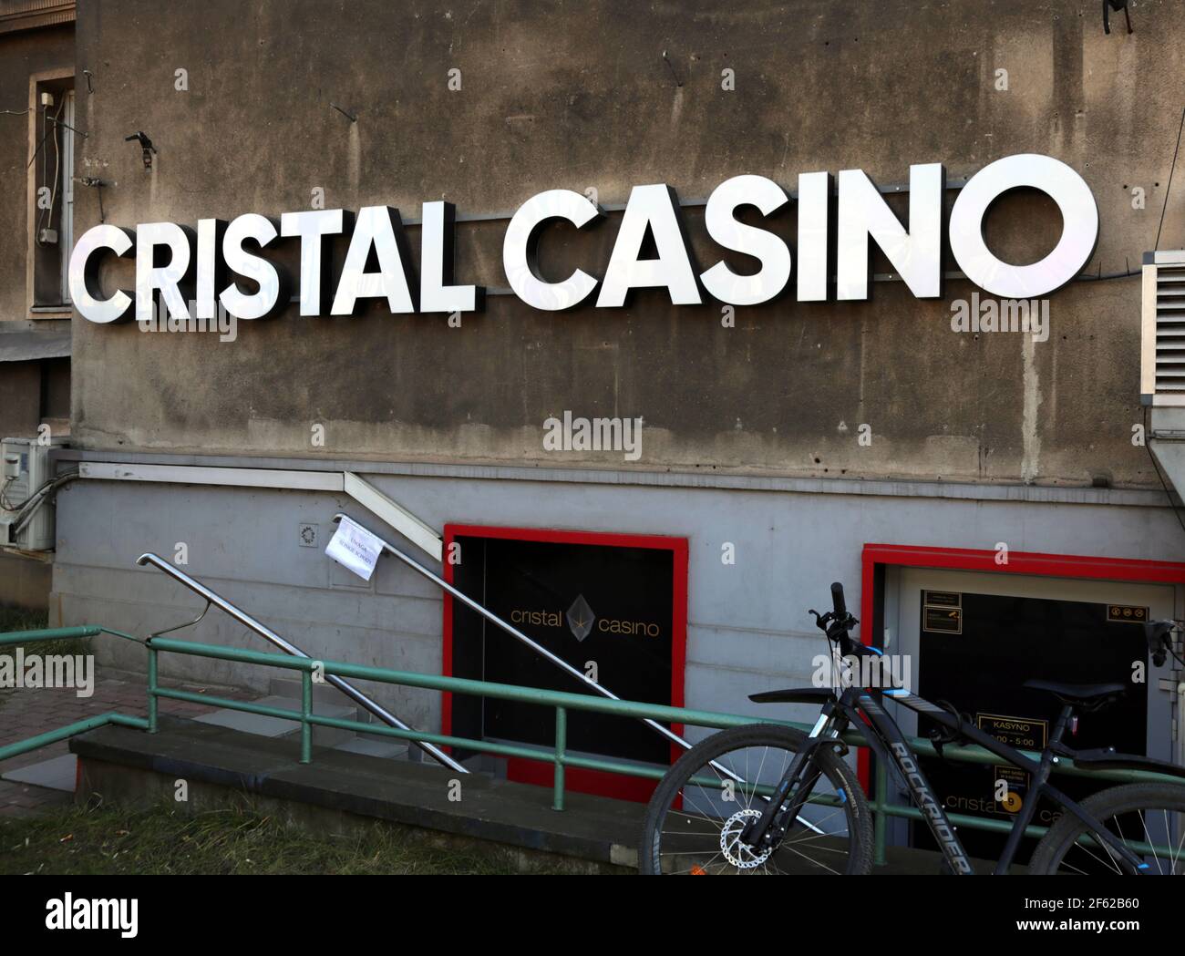 Cracovia. Cracovia. Polonia. Casino Cristal en el sótano finalmente cerrado bajo restricciones covid de tercera ola. Foto de stock