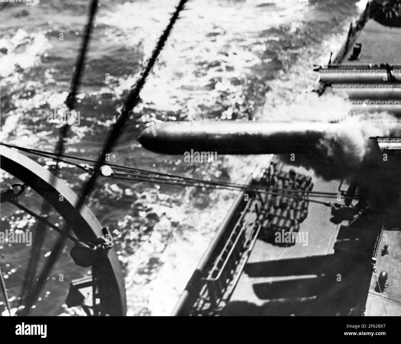 II Guerra Mundial, USS Stevens Firing Torpedo, 1943 Foto de stock