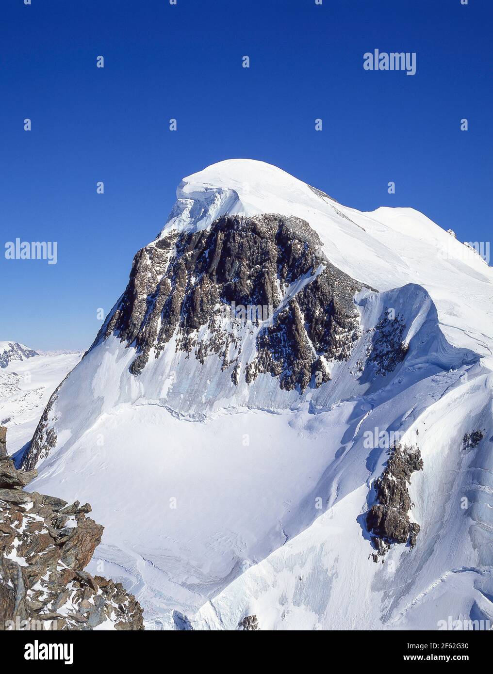 Cumbre de montaña cubierta de nieve en los Alpes suizos, Verbier, Valais, Suiza Foto de stock