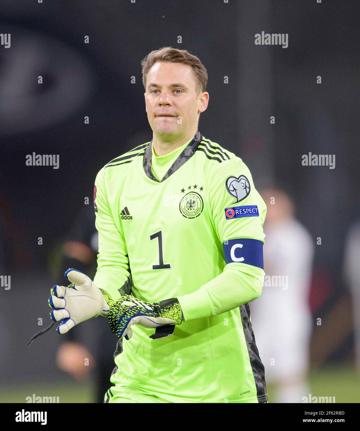 El gesto del portero Manuel NEUER (GER), gesto, pone guantes portero, juego del fútbol, de la clasificación de la Copa del Mundo J matchday Alemania (GER) - Islandia (ISL)