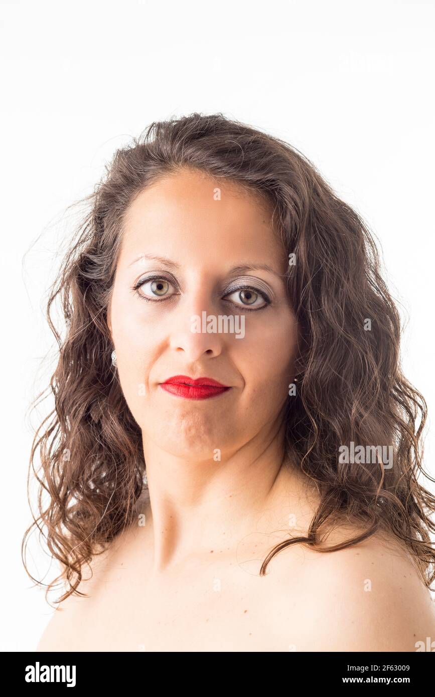 Retrato de una mujer caucásica con labios rojos y pelo suelto, sobre fondo blanco. Foto de stock