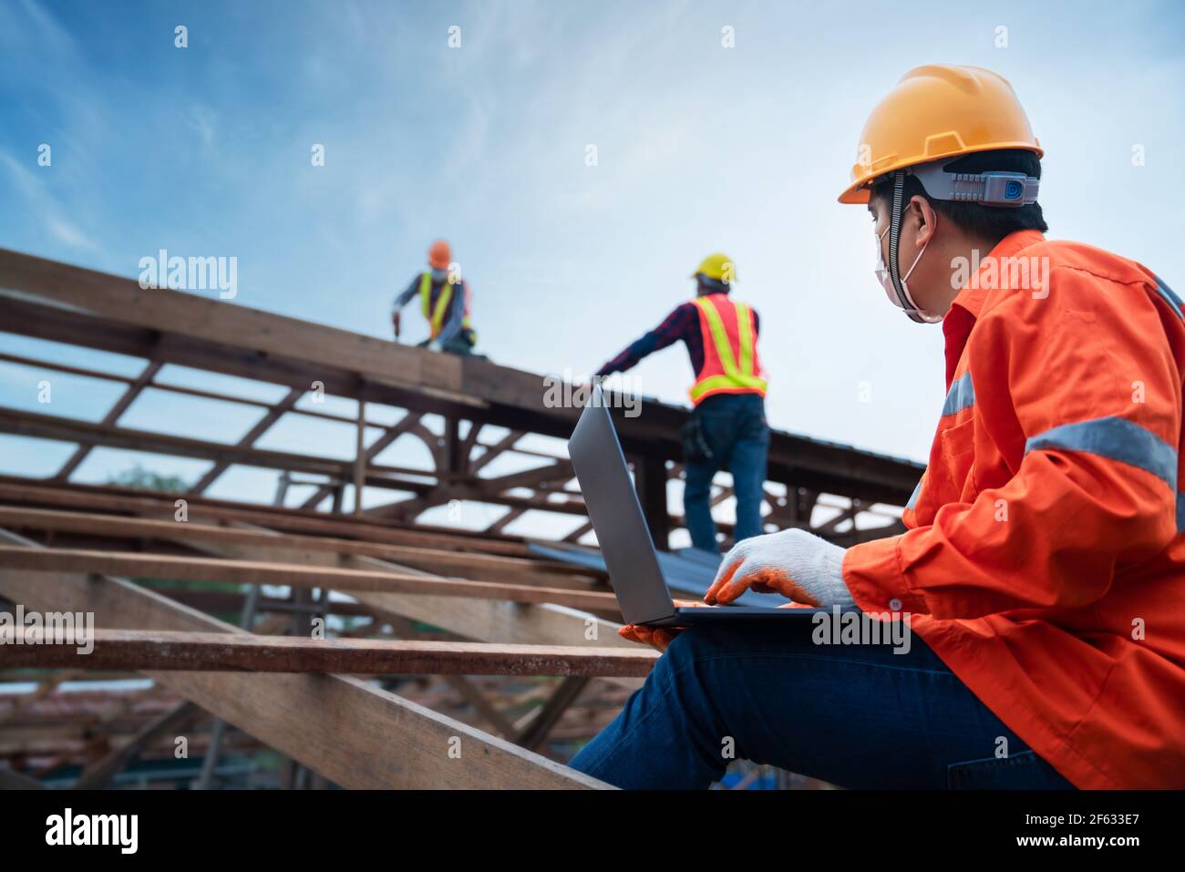 Ingeniero técnico construcción trabajador control techador trabajando en la estructura del techo del edificio en el sitio de construcción, techo de chapa metálica construcción conce Foto de stock