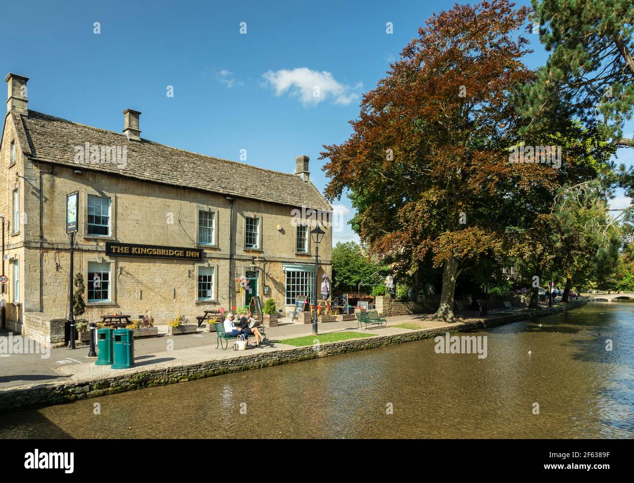 The Kingsbridge Inn, Bourton on the Water, Cotswolds, Gloucestershire, Inglaterra, Reino Unido, Europa Foto de stock