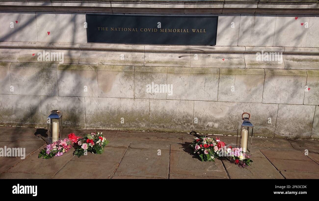 Londres, Reino Unido. 29th de marzo de 2021. Keir Starmer visita a familiares y amigos desconsolados mientras pintan corazones en la pared Conmemorativa de Covid. Foto de stock