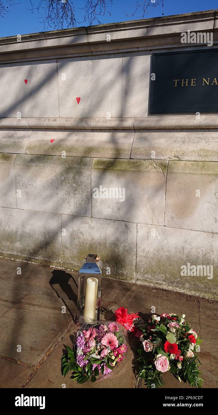 Londres, Reino Unido. 29th de marzo de 2021. Keir Starmer visita a familiares y amigos desconsolados mientras pintan corazones en la pared Conmemorativa de Covid. Foto de stock