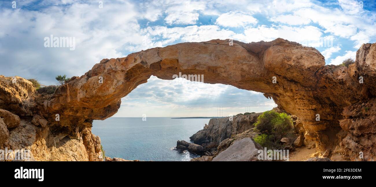 Cuevas marinas cerca de Cabo Greco Chipre Foto de stock