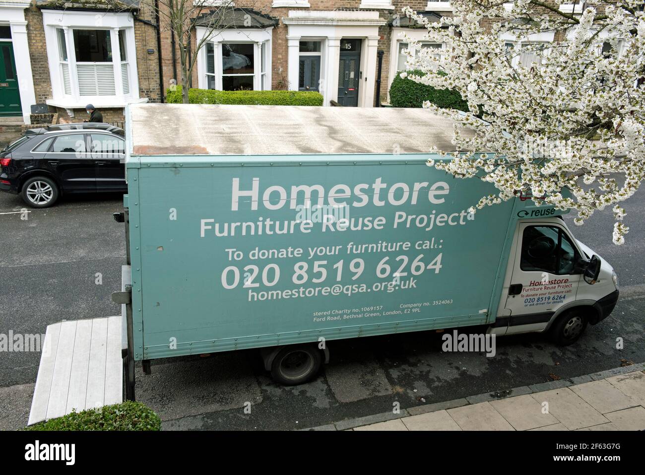 HomeStore proyecto de reutilización de muebles, camioneta de colección en la calle. Formalmente Quaker Acción Social Foto de stock