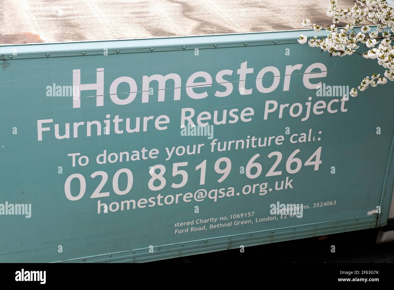 HomeStore proyecto de reutilización de muebles, lado de la camioneta de entrega de recogida. Formalmente Quaker Acción Social Foto de stock