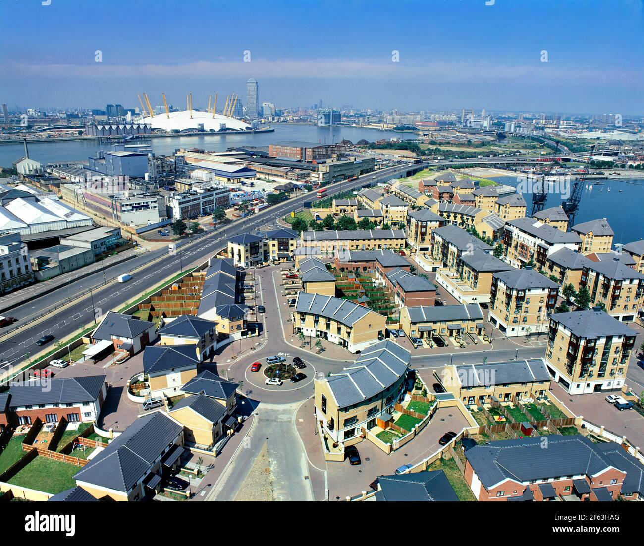 Parte de la zona de reurbanización de London Docklands con Britannia Village en primer plano y el Millenium Dome más allá por el Támesis. Foto de stock