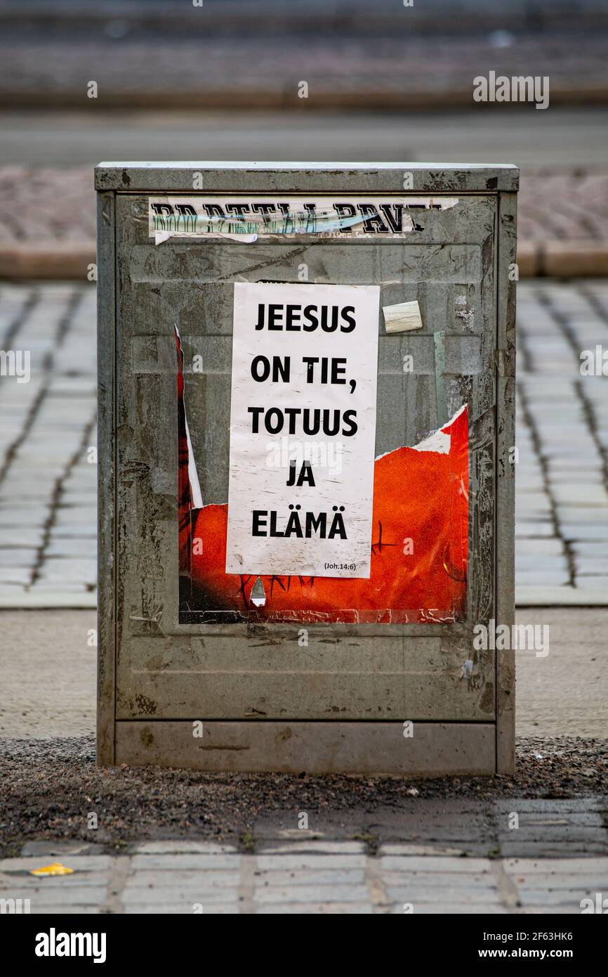 Jeesus en empate, totuus ja elämä. Cartel en la puerta del armario de la calle por Mannerheimintie en Helsinki, Finlandia. Foto de stock