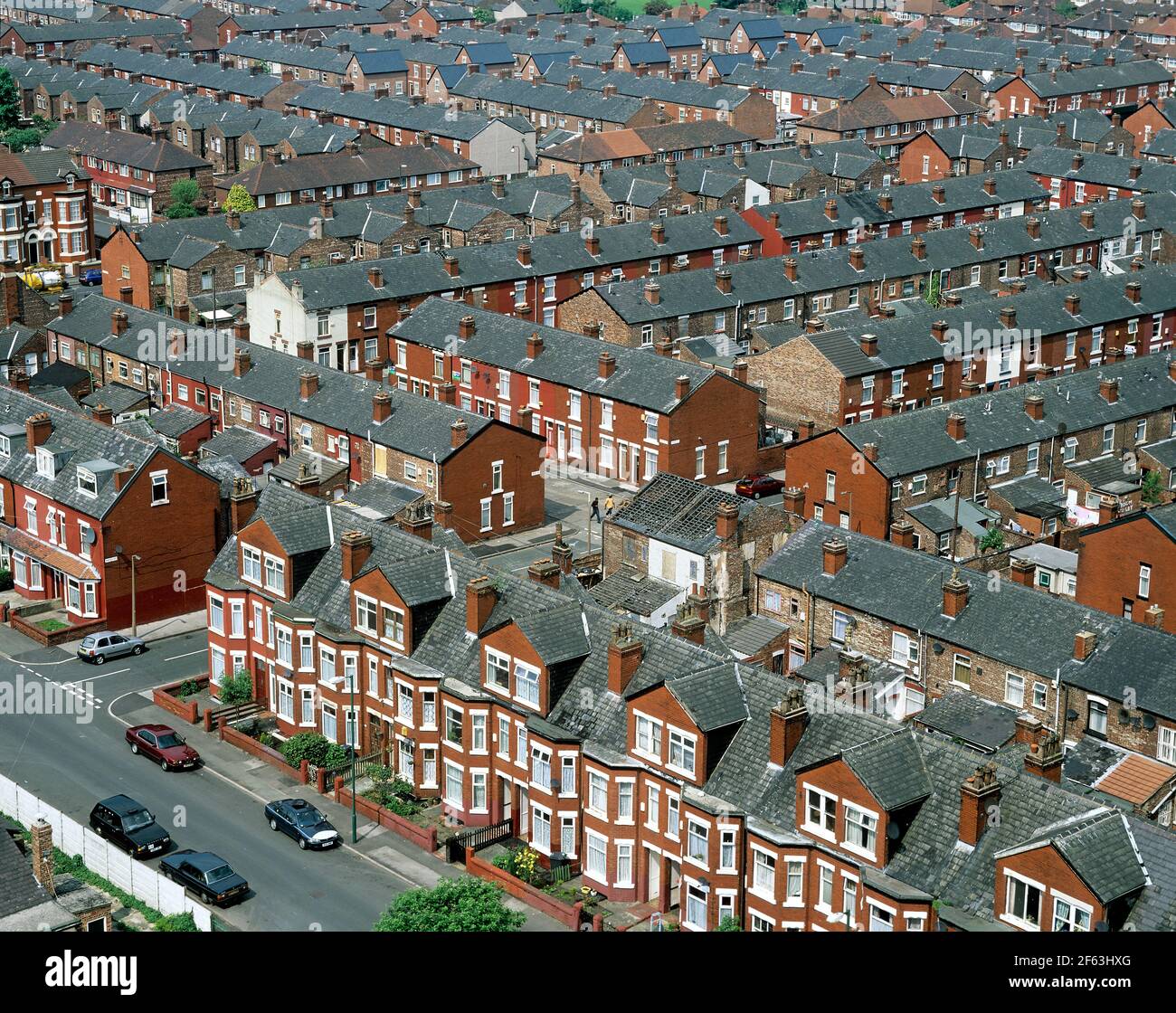 Viviendas adosadas, Longsight, Manchester, M12, fotografiadas en 2003. East Road en primer plano. Foto de stock