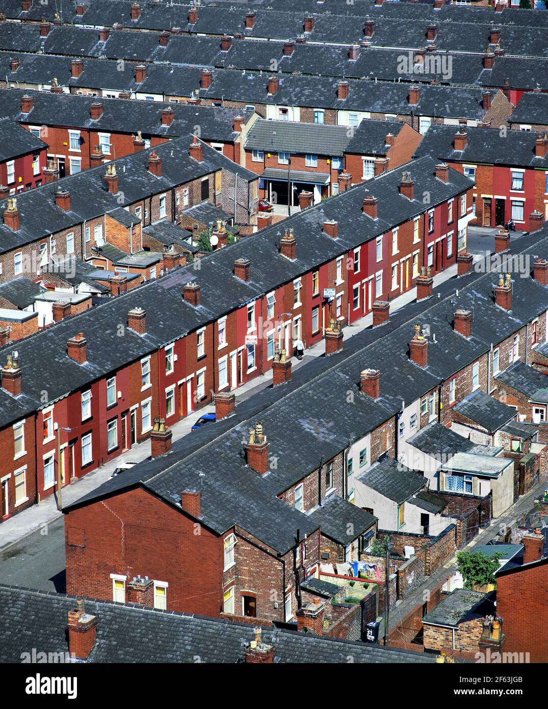 Viviendas adosadas en la calle Sherrington, Longsight, Manchester, fotografiadas en 2003. Foto de stock