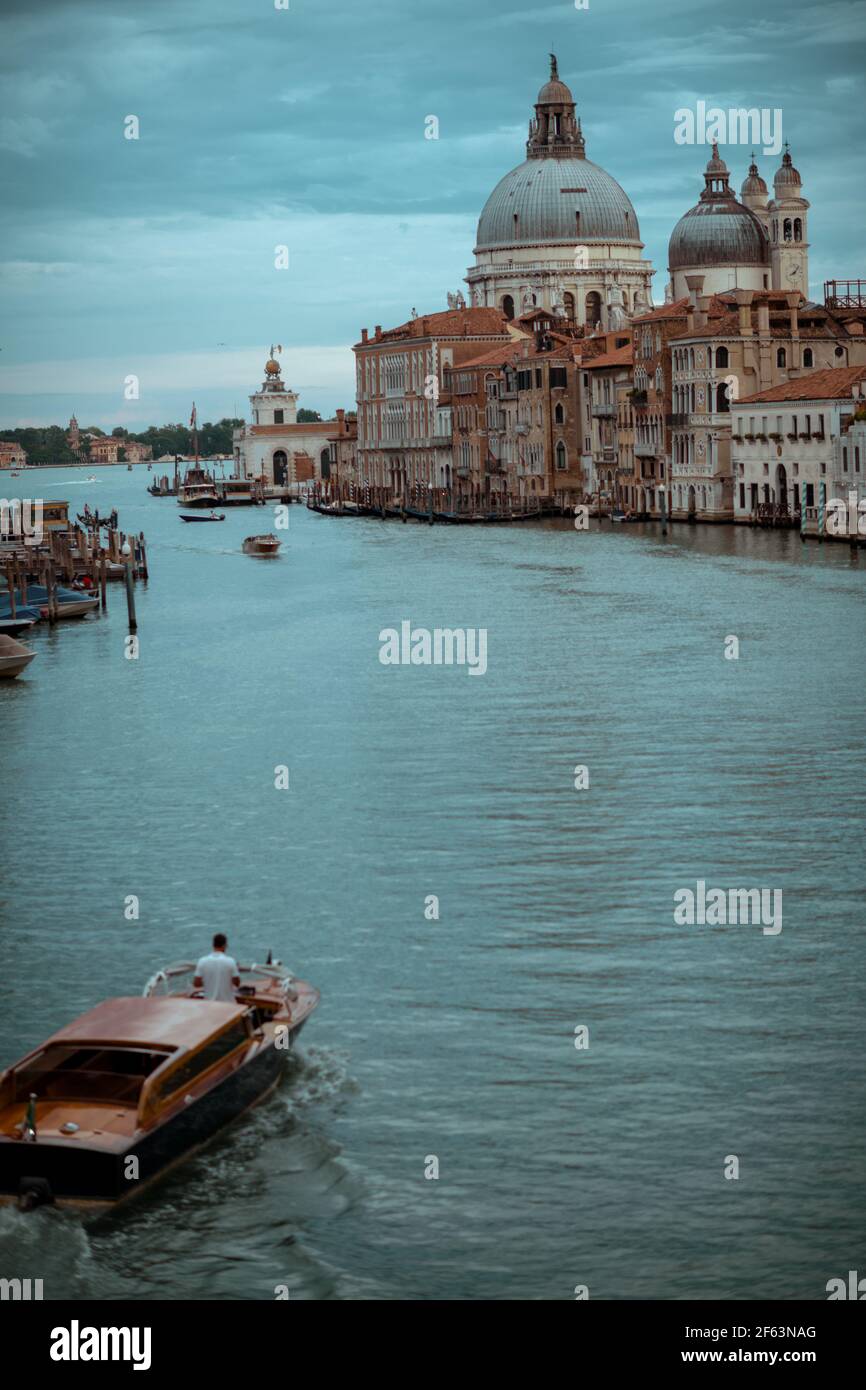 Paisaje con basílica de santa maria della Salute, lancha motora y gran canal en Venecia, Italia. Foto de stock