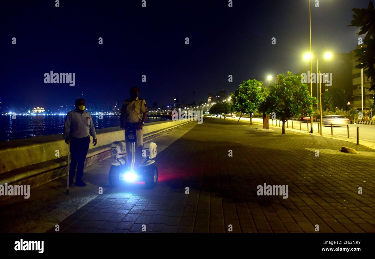 Bombay, India. 28th de marzo de 2021. MUMBAI, INDIA - 28 DE MARZO: Policía  en Segway patrullando Marine Drive después de un toque de queda nocturno  entre las 8:00 pm y las