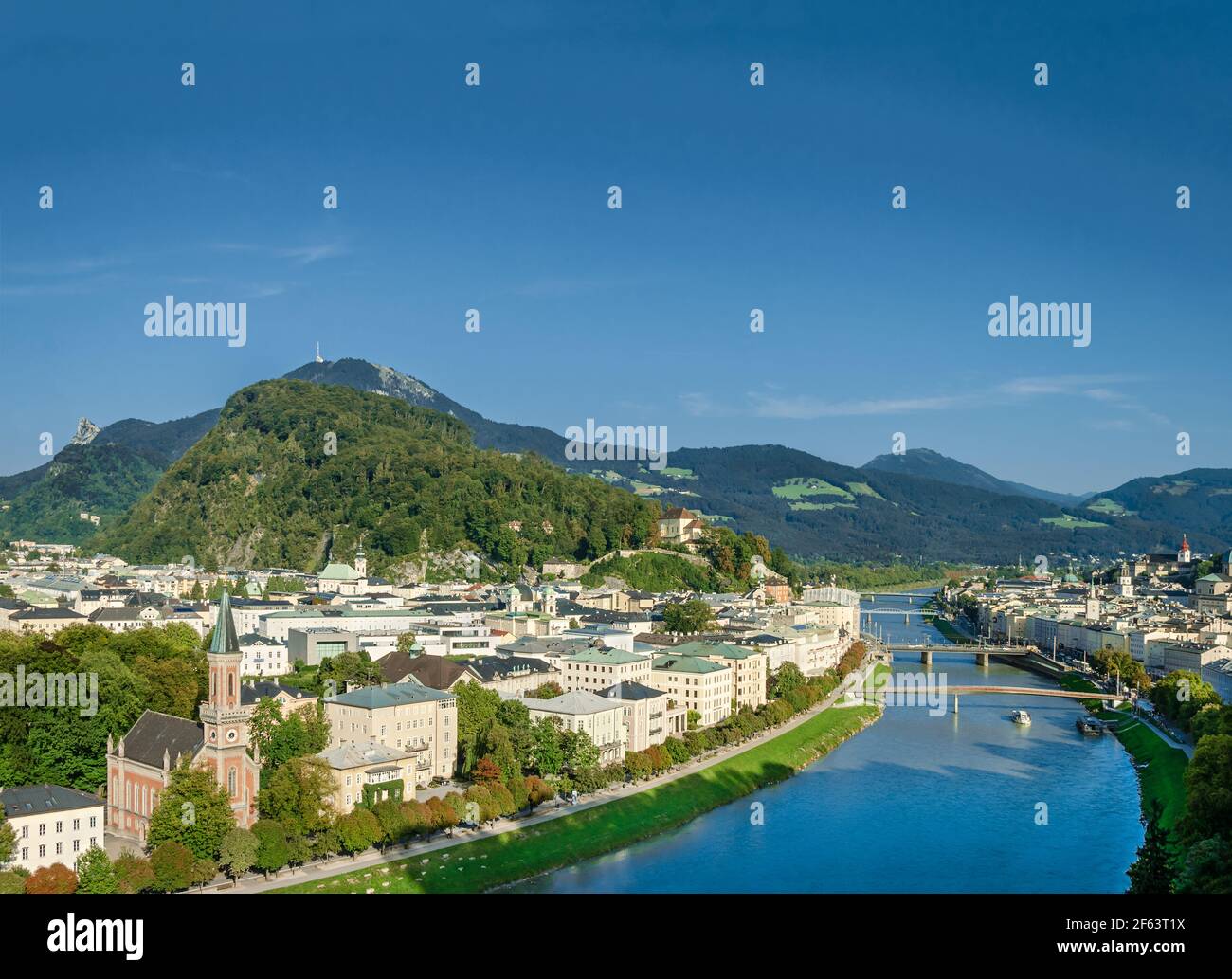 Casco antiguo de Salzburgo flanqueado por la colina Kapuzinerberg. Capital del Estado de Salzburgo en Austria, Europa. Centro histórico, río Salzach. Foto de stock