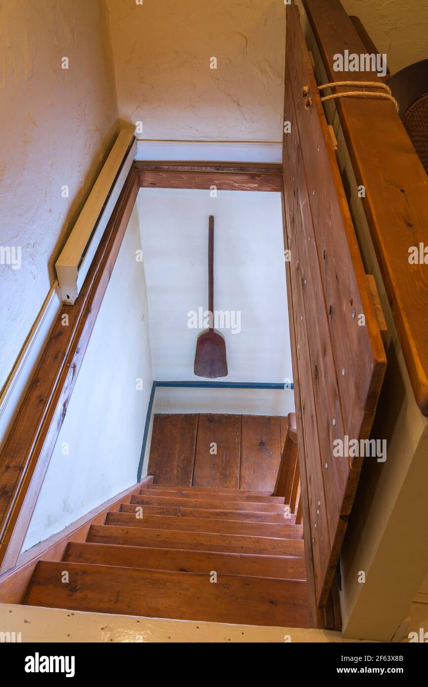 Puerta de la trampa de madera de pino amarillo aceitada y escaleras que conducen desde Planta de arriba a la sala de estar dentro de un viejo 1825 Canadiana casa de piedra de campo estilo cabaña Foto de stock