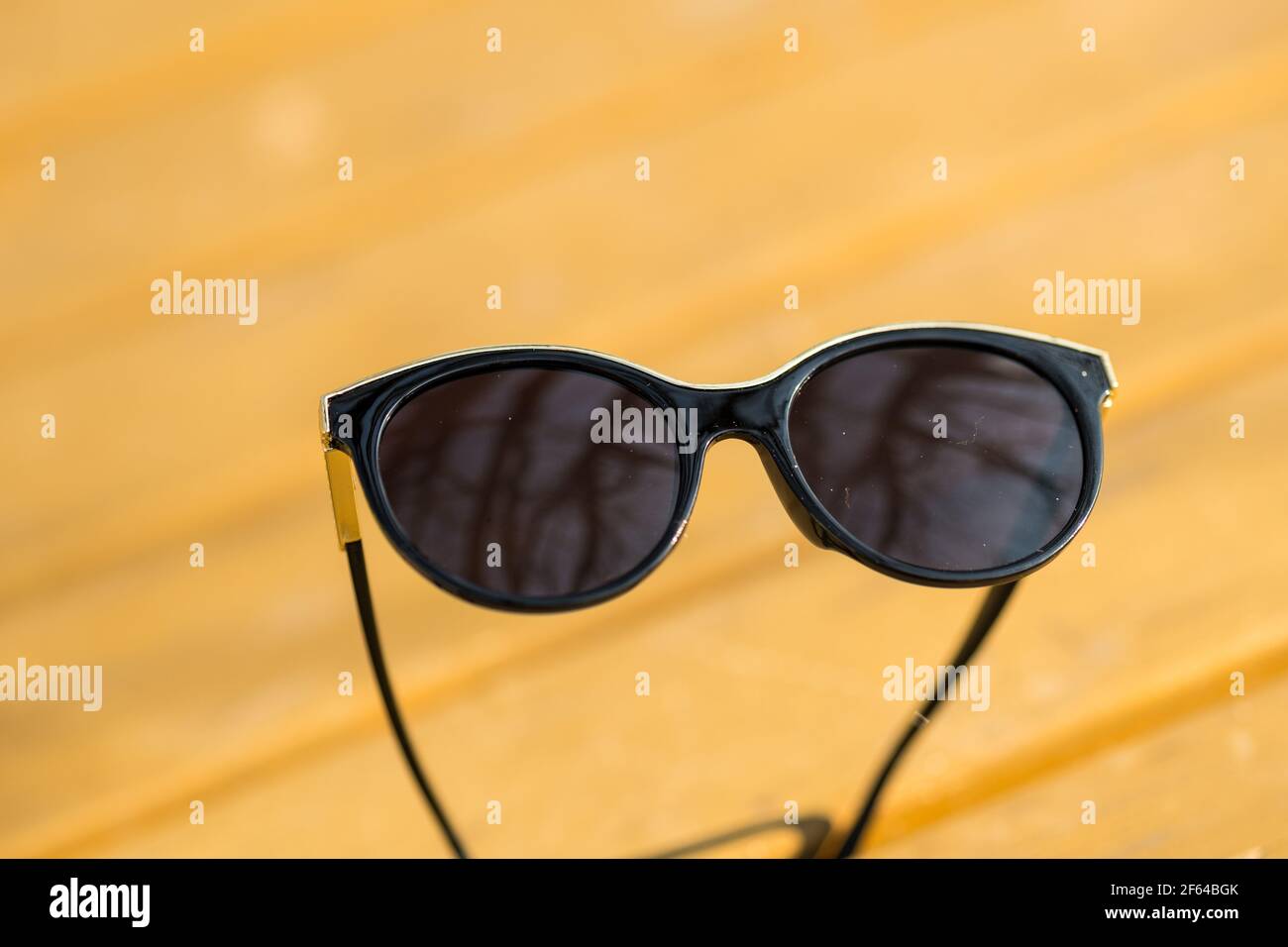 enseñar Evento mar Mediterráneo Modelo de gafas de sol de moda para mujeres con lentes negras redondas  grandes y marco negro disparar fuera en un día de verano closeup. Enfoque  selectivo Fotografía de stock - Alamy