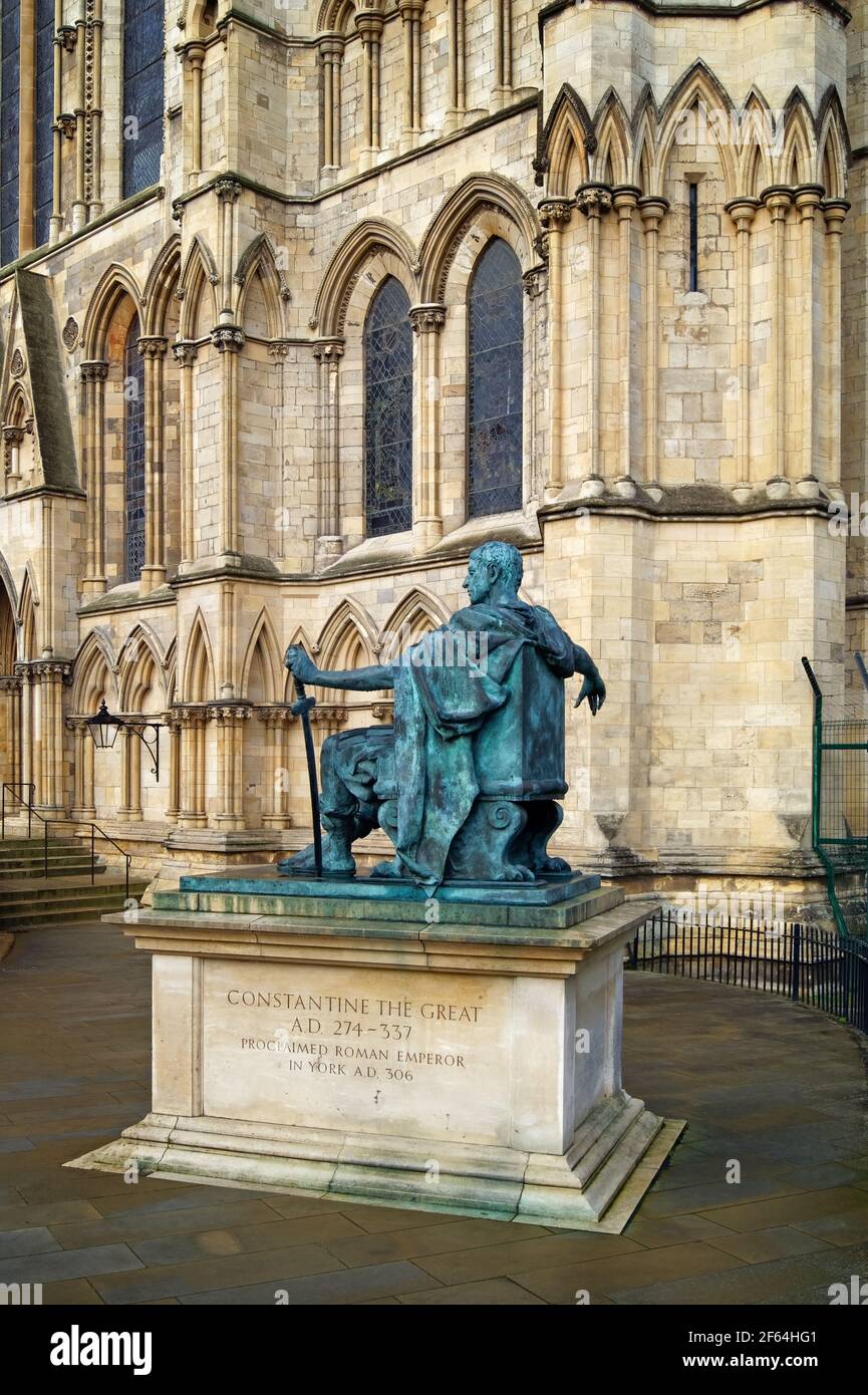 Reino Unido, North Yorkshire, York, South Face of York Minster y Estatua de Constantino El Grande Foto de stock