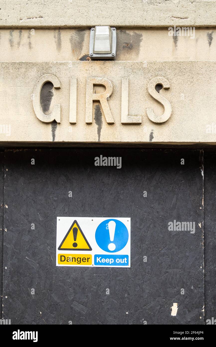 Entrada de chicas por encima de la puerta en la escuela abandonada en Inglaterra. REINO UNIDO Foto de stock