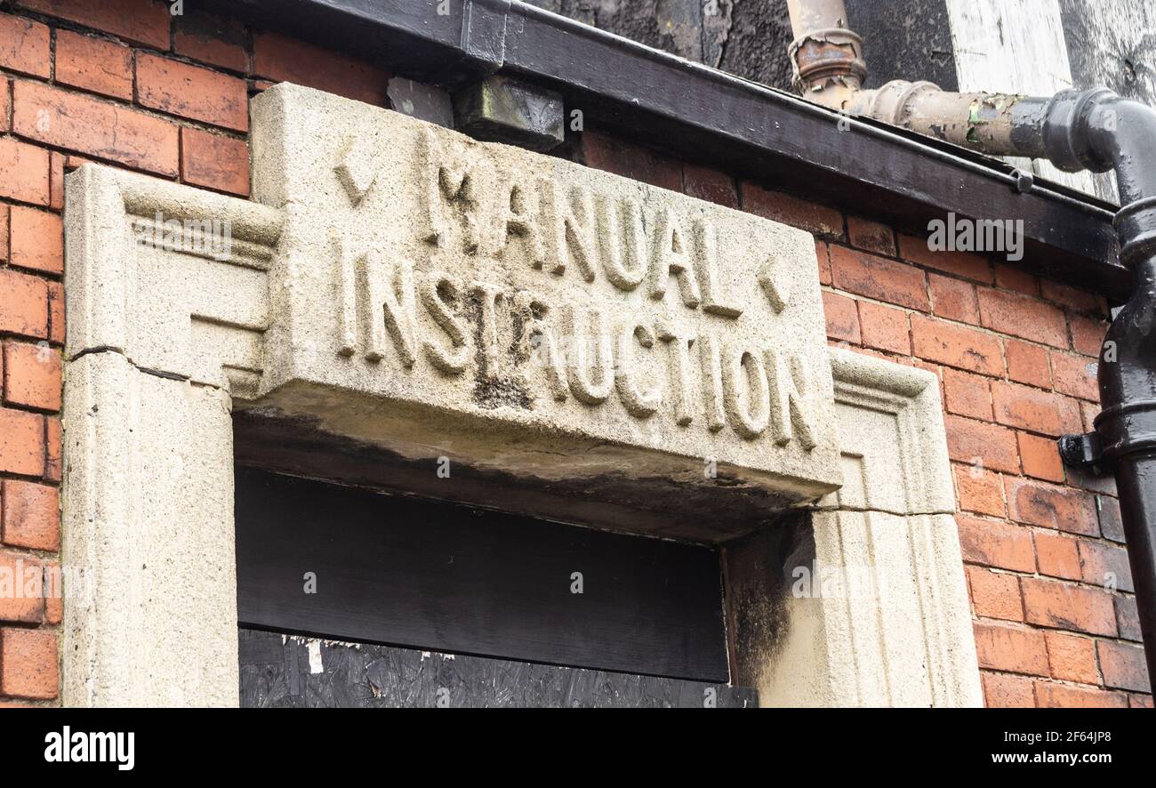 Señal de instrucción manual sobre la puerta en la escuela abandonada en el noreste de Inglaterra. REINO UNIDO Foto de stock