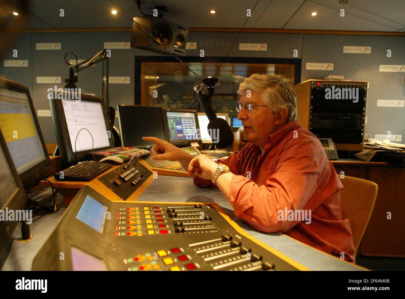 Classic FM... Radio comercial galardonada. Simon Bates pic David Sandison  Fotografía de stock - Alamy