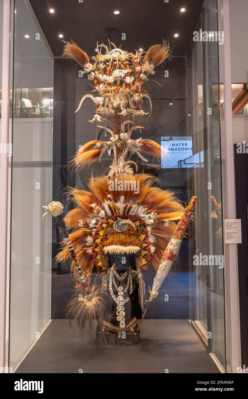 Jefe ceremonial y dos cetros del pueblo de Mekeo, Papúa Nueva Guinea, Museo Etnológico anima Mundi en la ciudad del Vaticano, Roma, Italia Foto de stock