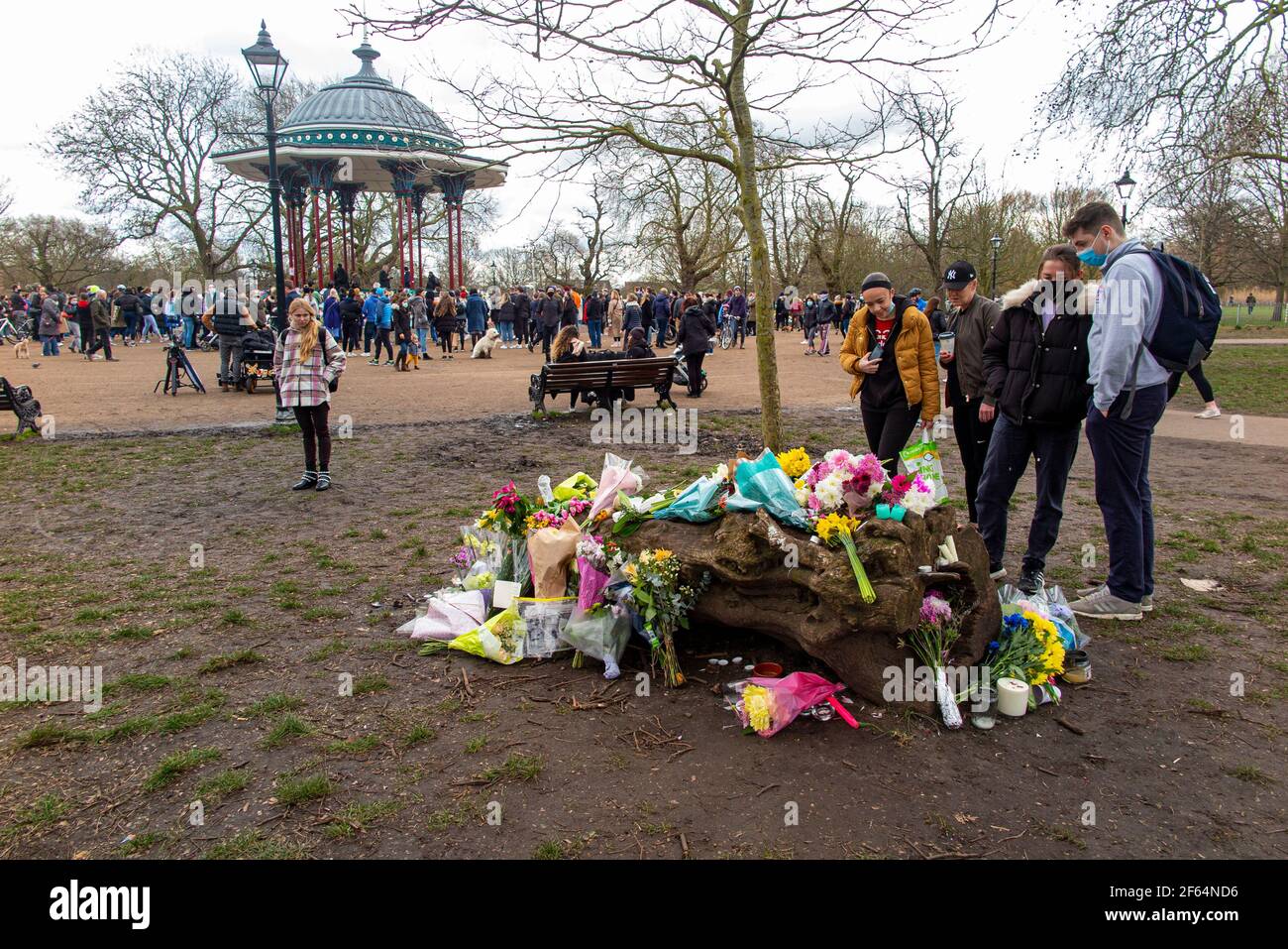 Clapham Common, Londres - poco después de la vigilia y las detenciones por la poice, la calma prevalece donde las flores se ponen en memoria de Sarah Everard. Foto de stock