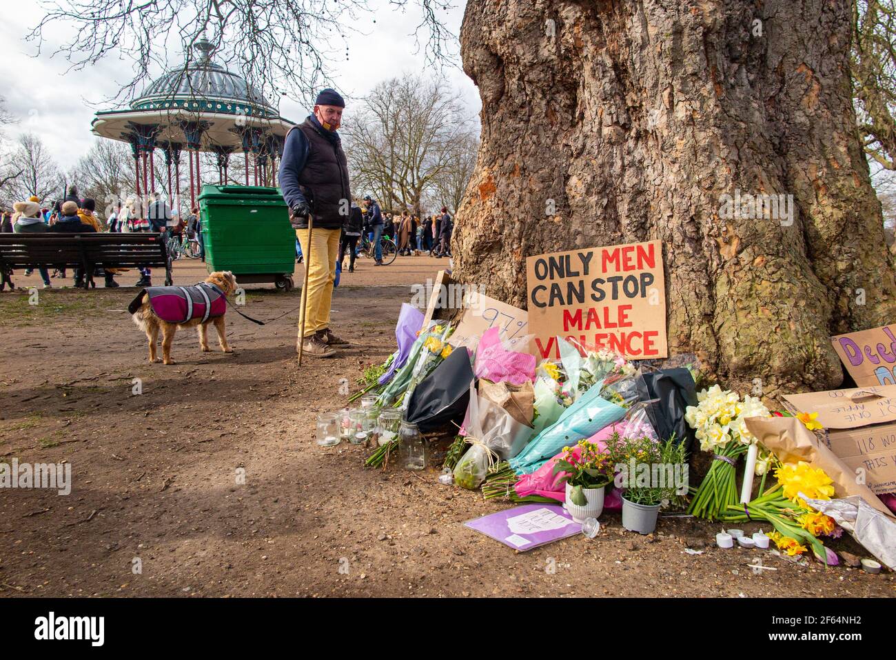 Clapham Common, Londres - poco después de la vigilia y las detenciones por la poice, la calma prevalece donde las flores se ponen en memoria de Sarah Everard. Foto de stock