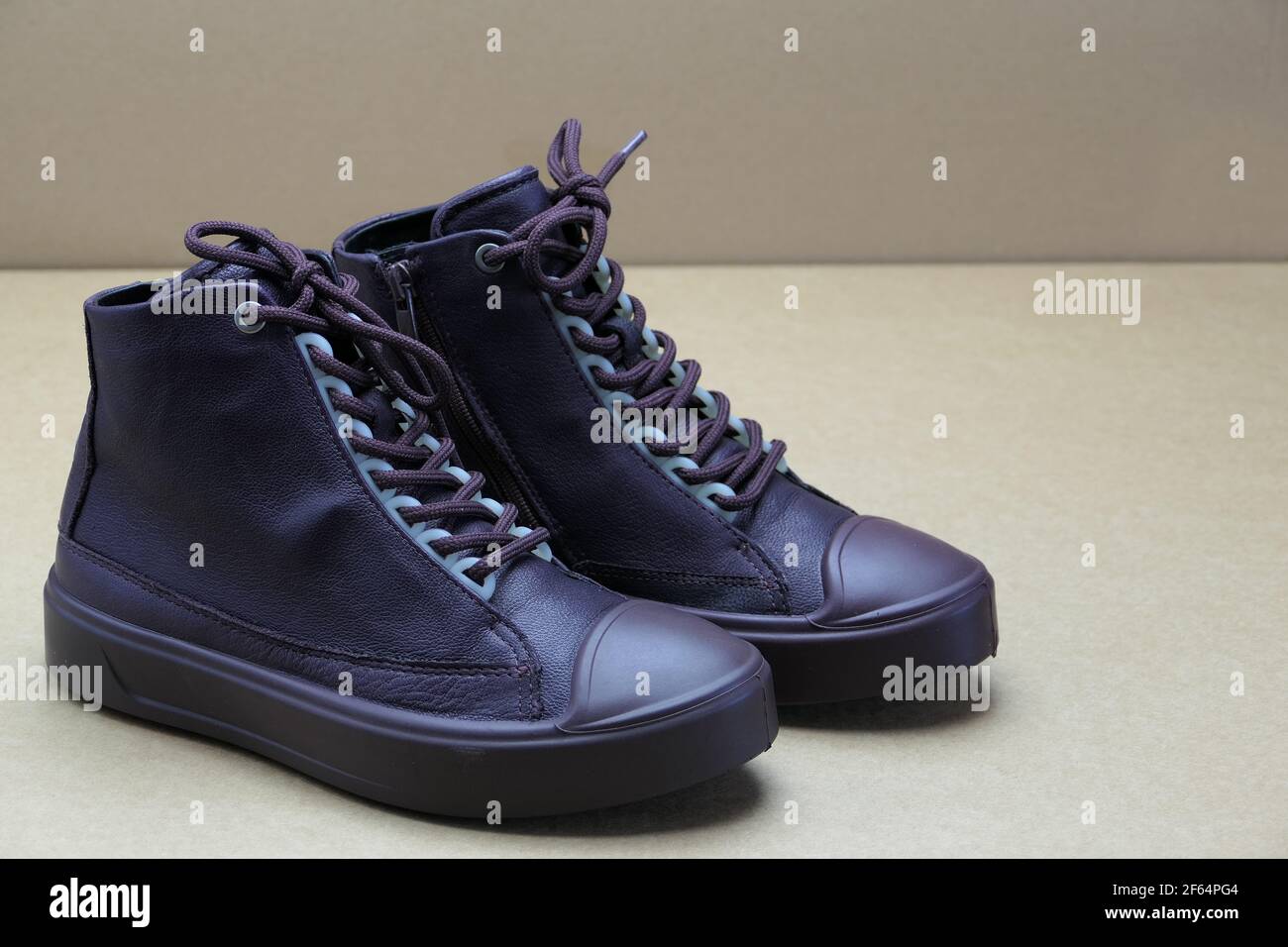 zapatos o zapatillas de para mujeres o niños. Calzado cómodo para niños adultos Fotografía de stock - Alamy