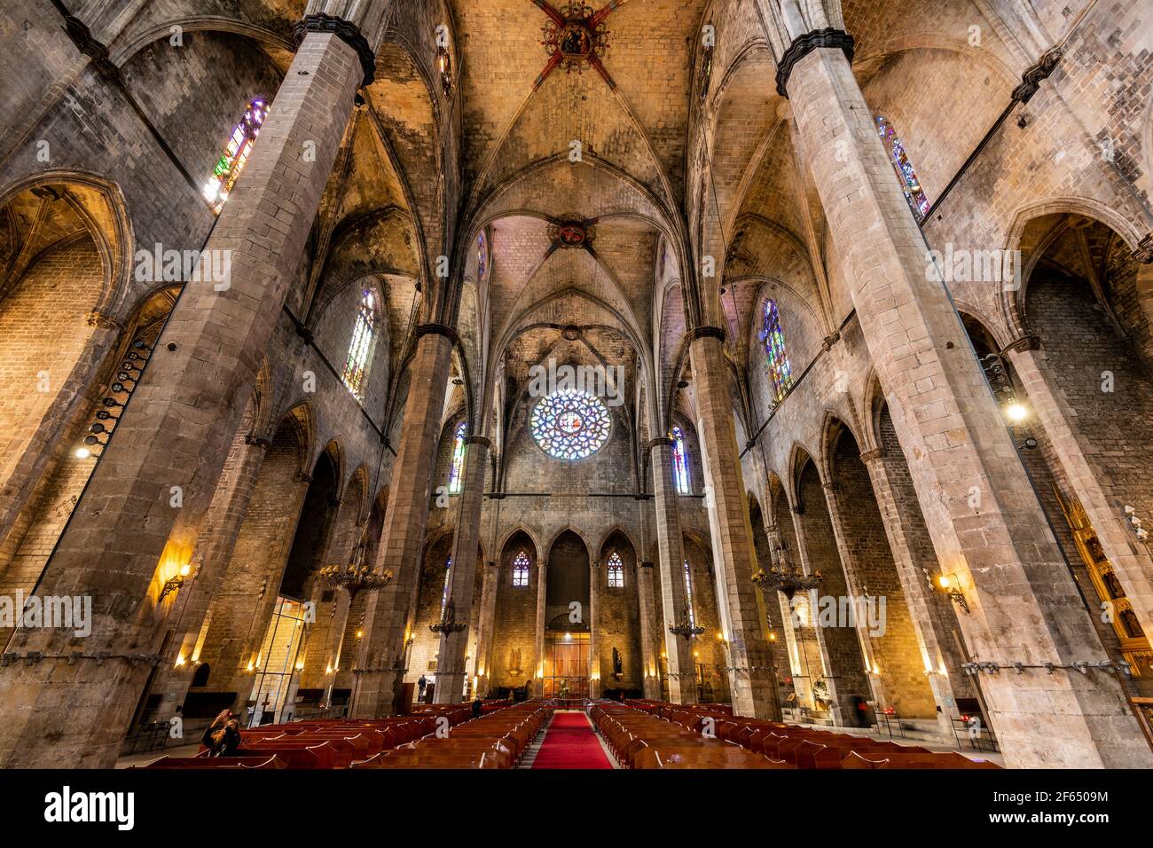 Interior de la iglesia de Santa María del Mar, Barcelona, Cataluña, España Fotografía de stock - Alamy Interior de la iglesia de Santa María del Mar, Barcelona, Cataluña, España Fotografía de stock - Alamy