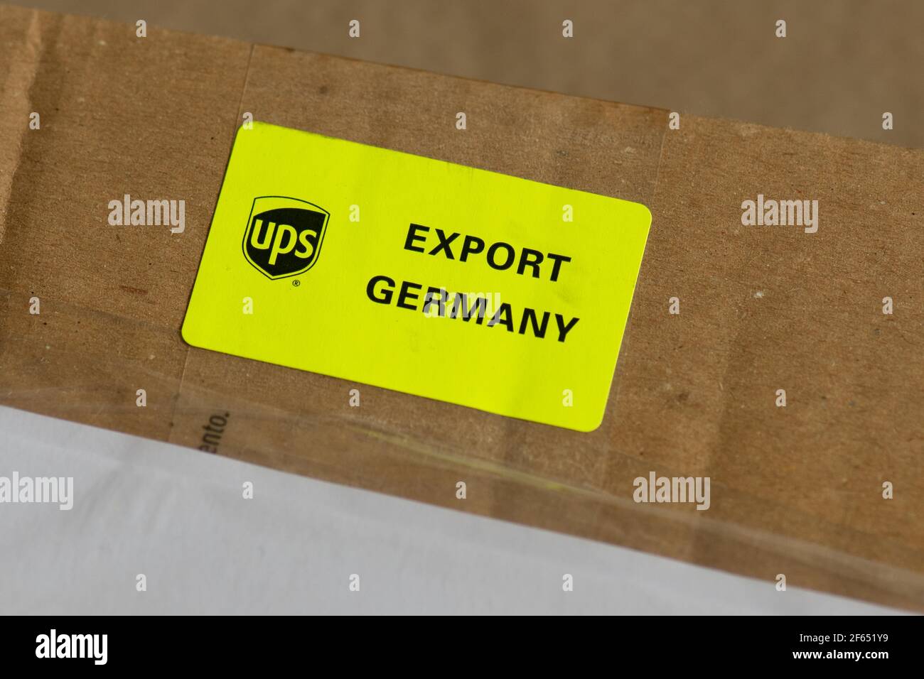 Comprar bienes de Alemania UE después del Brexit - UPS Export Alemania etiqueta en el paquete enviado desde Alemania al Reino Unido Foto de stock
