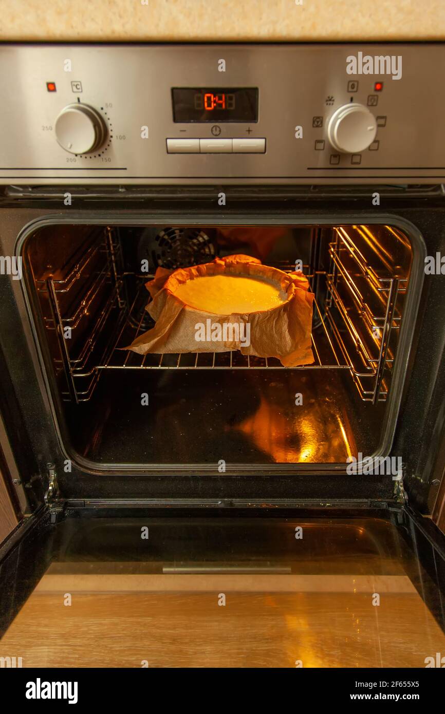 Ilustrar elemento piso Proceso de cocción hecho a mano pastel de queso vasco quemado. El papel  cubierto con la masa está en el horno y horneado. Receta paso a paso  Fotografía de stock - Alamy