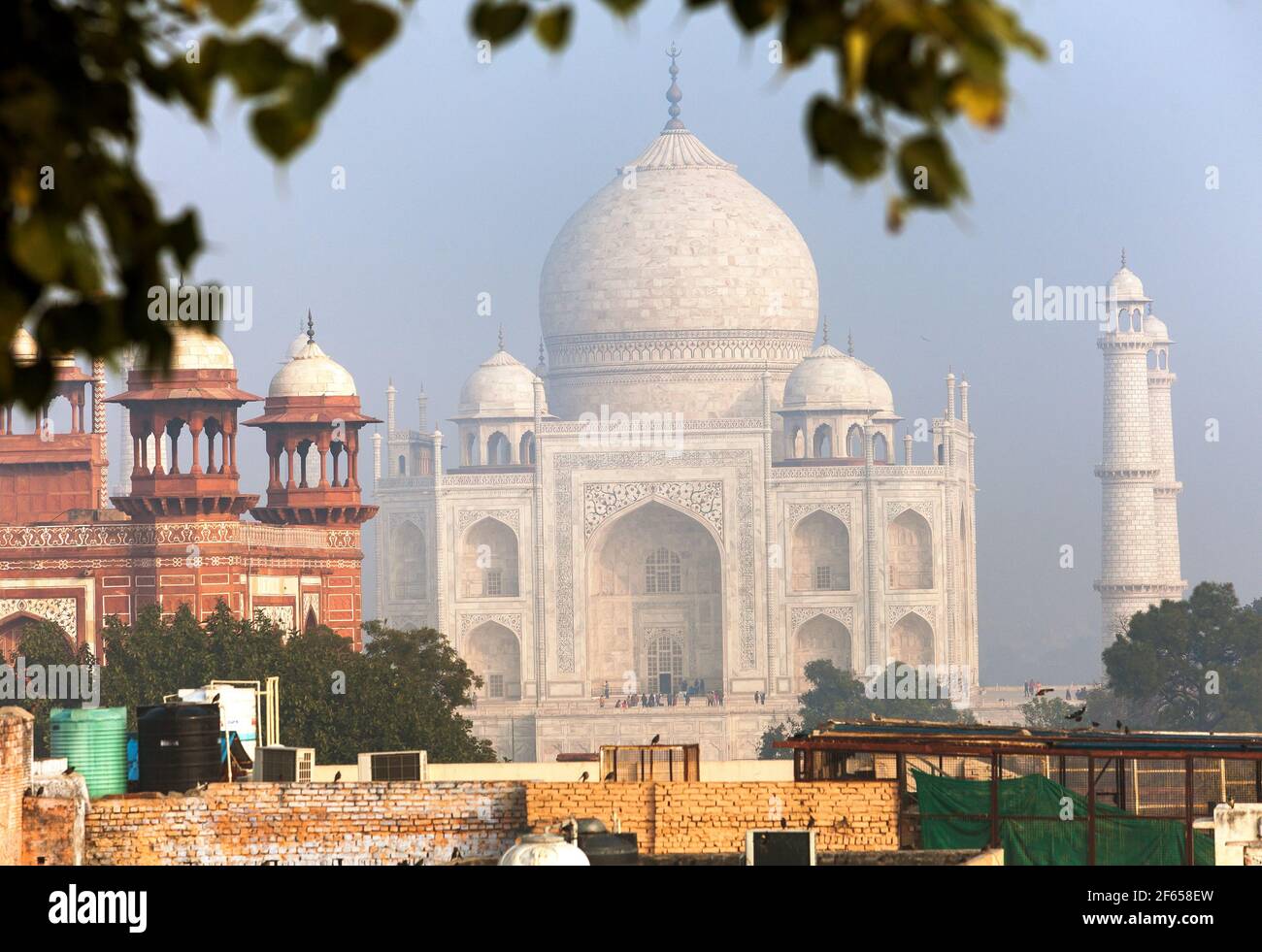 Taj Mahal, todos los días demasiado turismo visita Taj Mahal, lo mejor de los lugares de interés histórico de la India, la UNESCO Foto de stock
