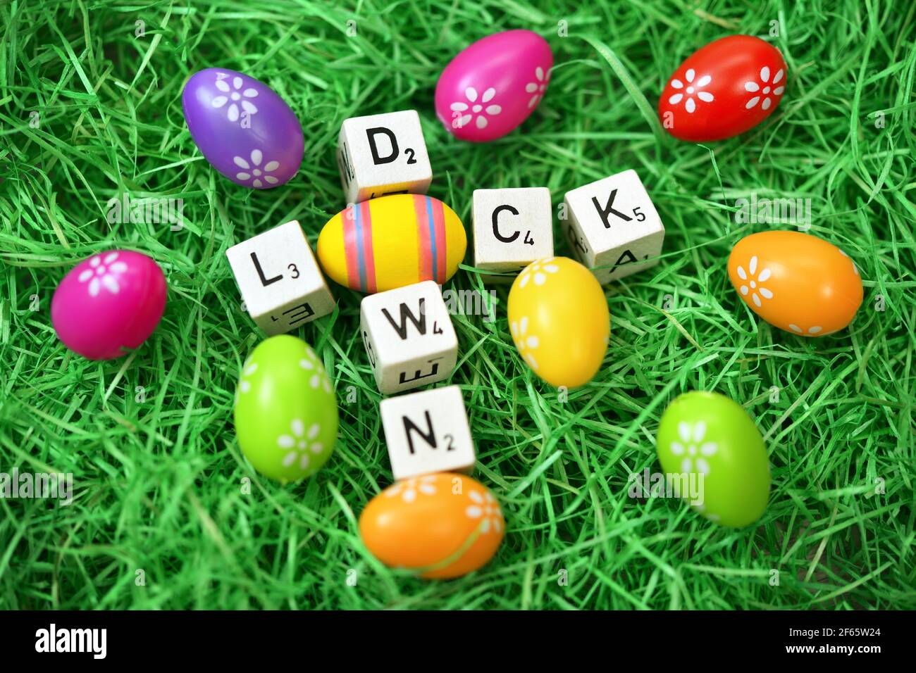 Cubos de la letra y huevo de Pascua que forman la palabra Lockdown Foto de stock