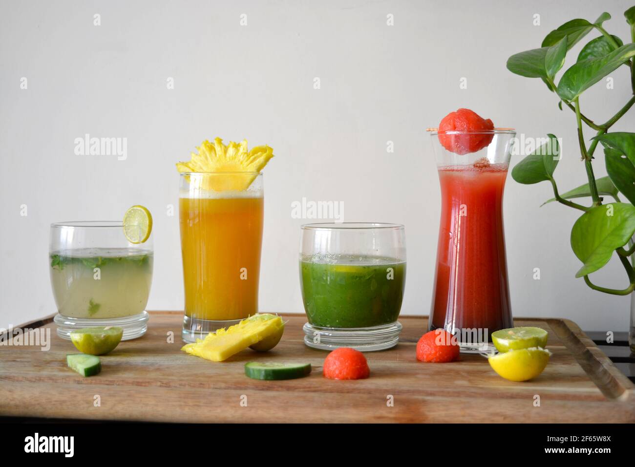 Refrescantes y coloridas bebidas de verano Foto de stock