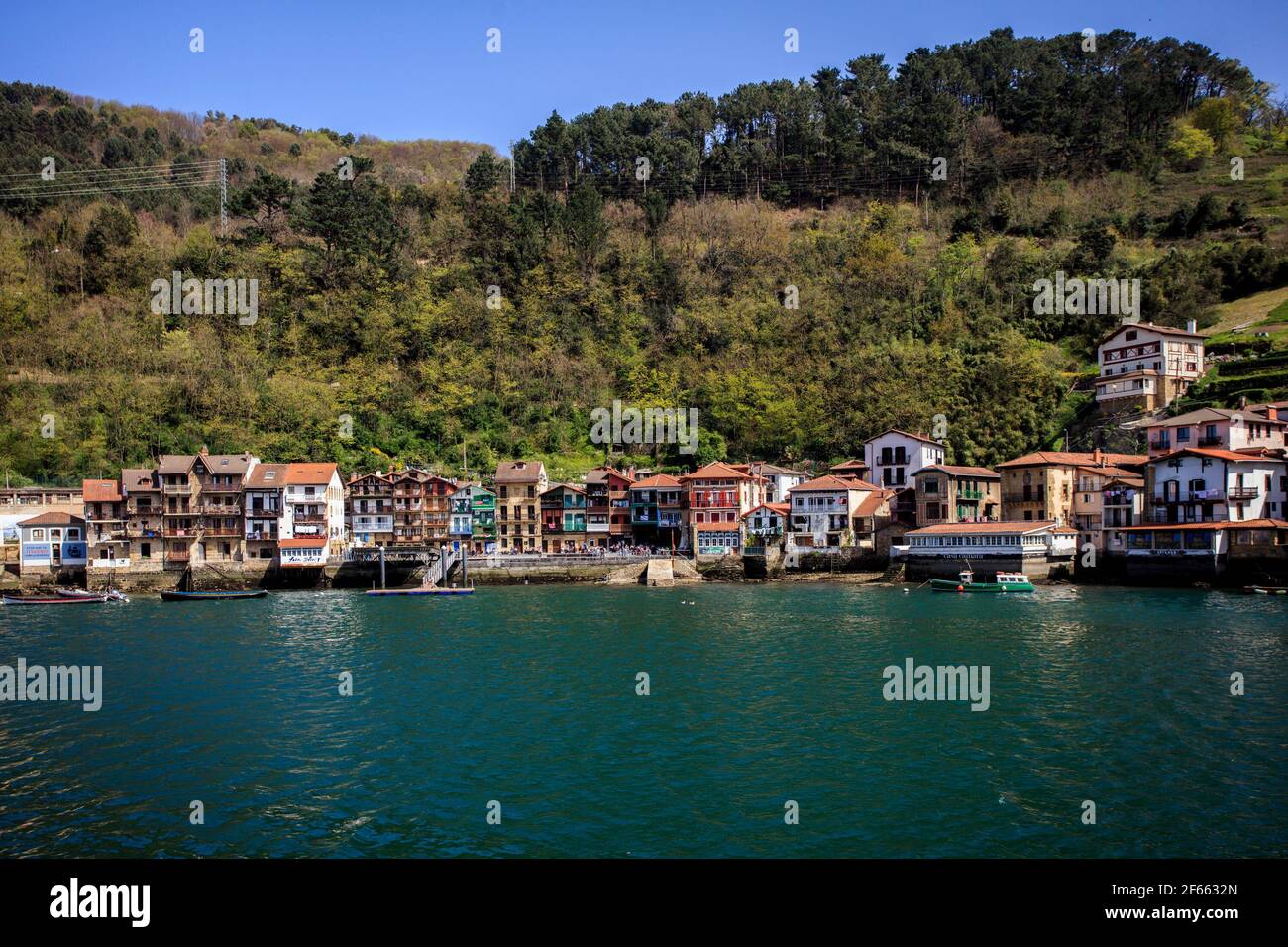 Casas tradicionales en pasajes de San Juan, un pueblo en una bahía cerca de San Sebastián, Donostia y el mar Cantábrico. País Vasco, España. Foto de stock