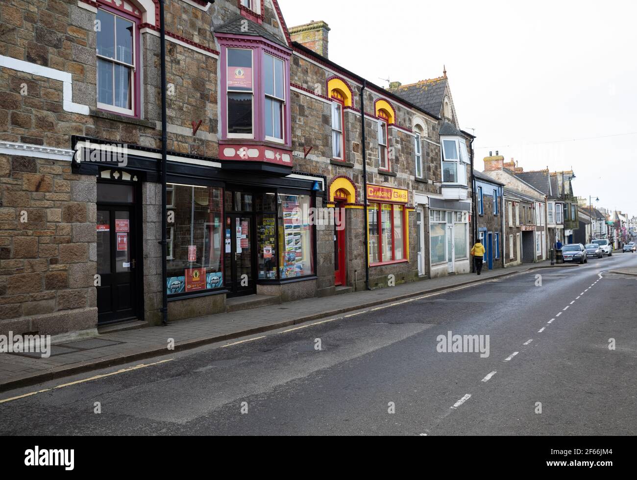 Una vista de la calle alta vacía en Camborne durante el encierro, Cornwall, Reino Unido Foto de stock